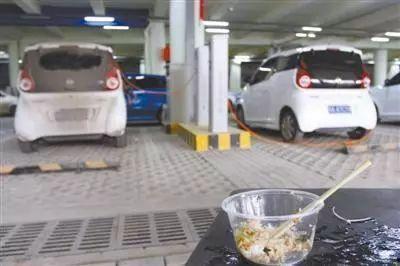 汽车排队吃瓜图片,汽车排队“瓜”事多