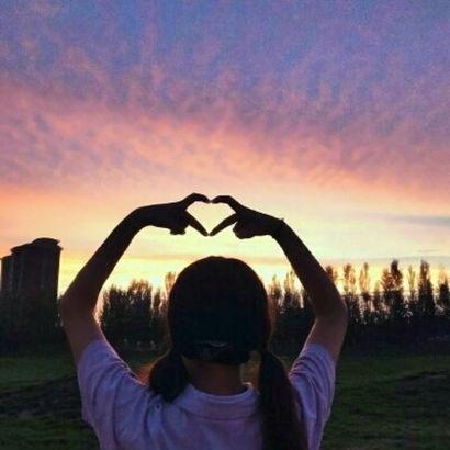 情侣背影吃瓜头像,甜蜜瞬间尽收眼底