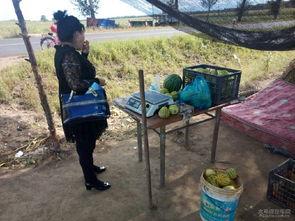 让老乡吃瓜,共享欢乐时光