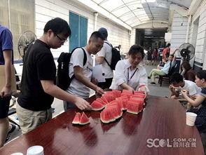 上课吃瓜群众图片,吃瓜群众围观，揭秘校园生活趣味瞬间