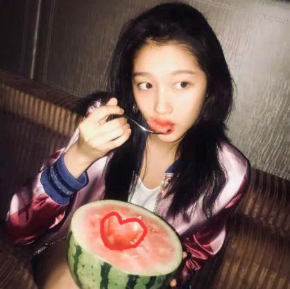 吃瓜少女写真图片